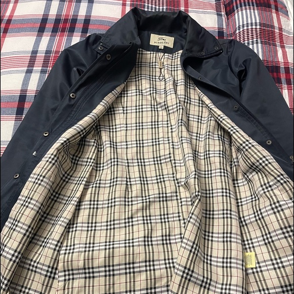 Beautiful Burberry trench Coat - Picture 2 of 3
